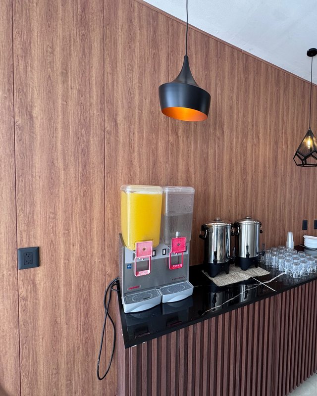 Estación de servicio sobre muro de panel de madera HAKÛ, foto real de obra